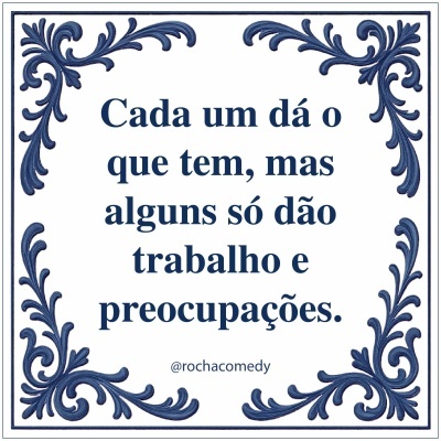 Azulejo branco com moldura e motivos decorativos azuis, texto em azul no centro com frase e assinatura.