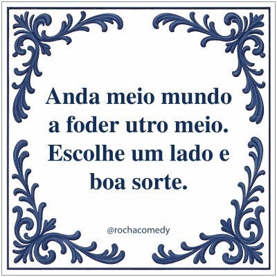 Azulejo decorativo branco com texto em azul e ornamentos florais azuis nos cantos