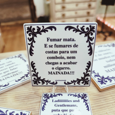 Azulejo decorativo quadrado com texto em português sobre fumar