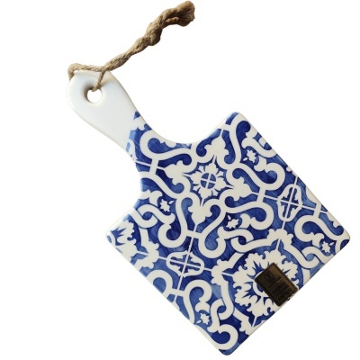 Tábua de cerâmica com padrão azul e branco e corda no cabo