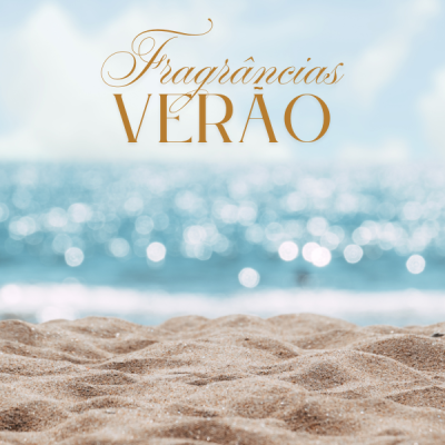 Praia com areia e mar desfocado com texto 'Fragâncias VERÃO' em dourado