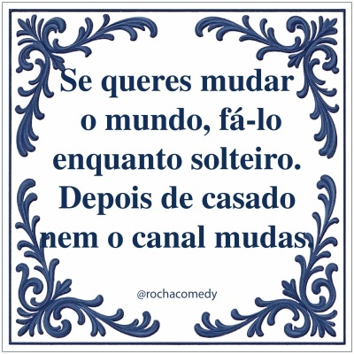 Azulejo decorativo branco com ornamentos azuis e texto em português sobre mudança no estado civil.