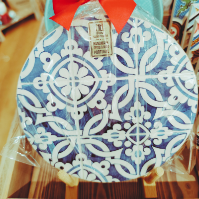 Prato decorativo azul e branco estilo azulejo português com etiqueta e laço vermelho