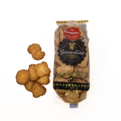 Pacote de bolachas convencionais com bolachas douradas onduladas ao lado