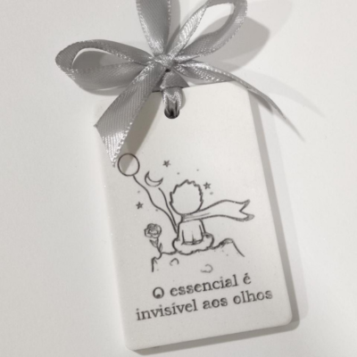Etiqueta do Pequeno Príncipe com citação em português e laço cinzento