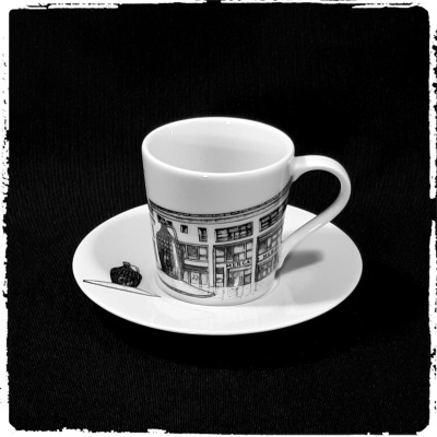 Conjunto de chávena e pires em porcelana branca com ilustração monocromática