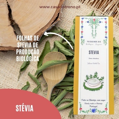 Embalagem de tisana de Stevia com folhas naturais e colher de pau sobre tecido e superfície de rattan