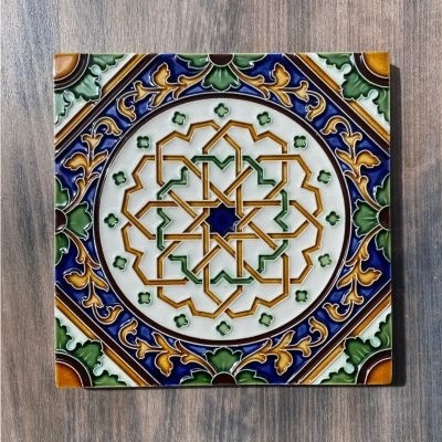 Azulejo quadrado com padrão geométrico e floral colorido