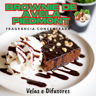 Fatias de brownie de chocolate com avelãs e chantilly num prato branco