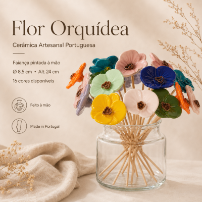 Flores de cerâmica coloridas em vaso de vidro