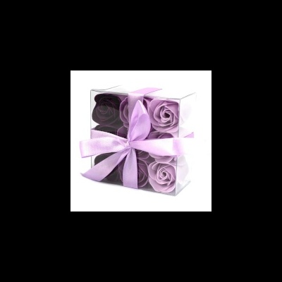 Caixa transparente com flores de sabonete lilás e roxo amarradas com laço roxo