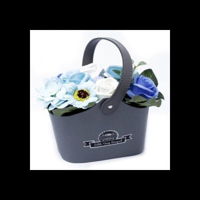 Cesto cinzento com flores artificiais azuis e brancas