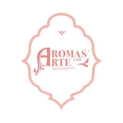 Logótipo floral em rosa claro com texto 'AROMAS COM ARTE FEITO À MÃO EM PORTUGAL'