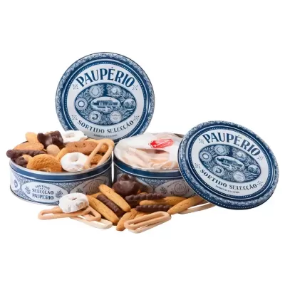 Latas decoradas com biscoitos variados em fundo branco