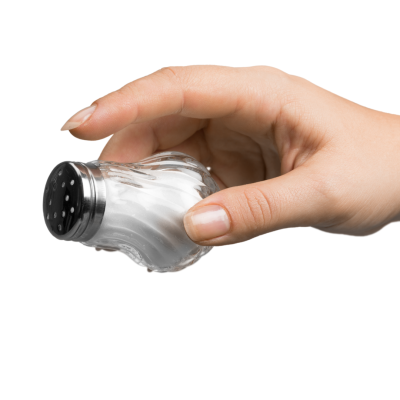 Saleiro de vidro transparente com tampa preta perfurada contendo sal, mão segurando