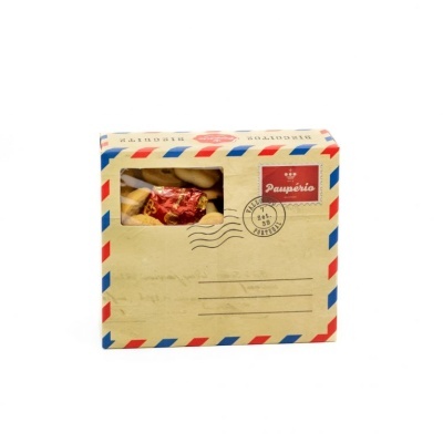 Caixa de biscoitos estilo envelope postal com janela transparente e texto Paupério