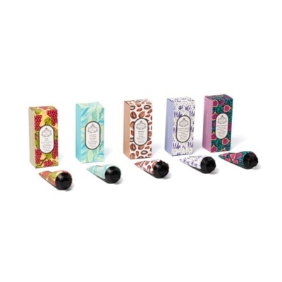 Conjunto de tubos de creme para mãos com embalagens coloridas e padrões florais variados