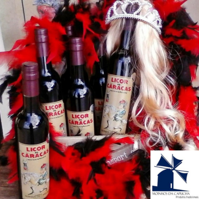 Garrafas de licor, penas vermelhas e pretas, peruca loira com coroa, e logotipo Monchos Da Capucha