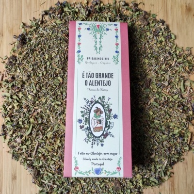 Pacote de chá É TÃO GRANDE O ALENTEJO com folhas secas ao redor sobre madeira