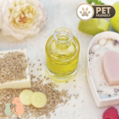 frasco com óleo amarelo, sabonete branco e rosa, sementes, limas e sal grosso