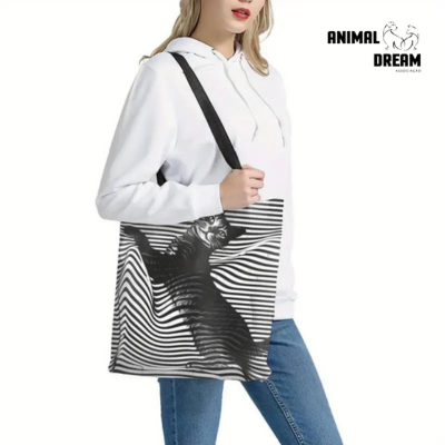 Mala de tecido com padrão de riscas e gato preto, usada por pessoa com hoodie branco e jeans