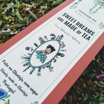 Caixa de chá SWEET DREAMS ARE MADE OF TEA com ilustração e plantas secas ao redor