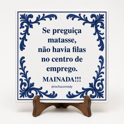 Azulejo branco com moldura azul e texto humorístico em português, exibido num suporte de madeira.
