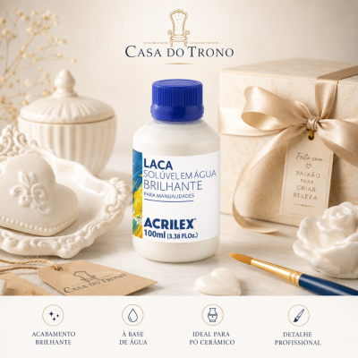 Frasco de laca branca com rótulo azul junto a objetos cerâmicos e embalagem decorativa com fita.