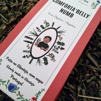 Embalagem vermelha de tisana digestiva COMFORTA'BELLY NUMB com ilustração e texto em português e inglês