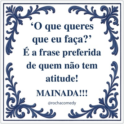 Placa branca com borda azul decorativa e texto em português sobre atitude.