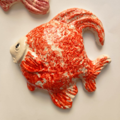 Peixe decorativo em cerâmica vermelho e branco com textura rugosa