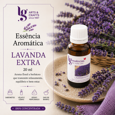 Frasco de essência aromática de lavanda extra com flores de lavanda ao redor