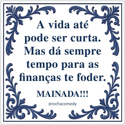 Placa branca com texto humorístico em português e moldura azul decorativa