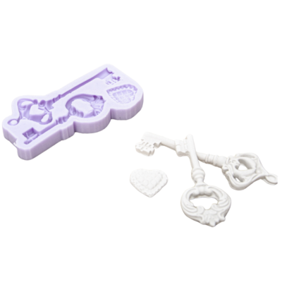 Molde de silicone lilás com formas de coração e chaves brancas