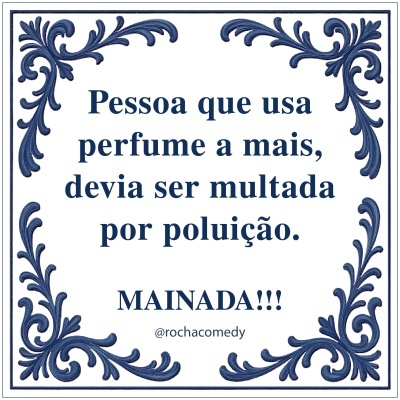 Azulejo branco com bordas ornamentais azuis e texto humorístico em português.