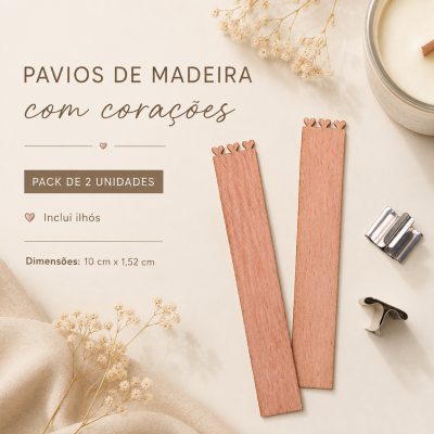 Pavios de madeira com corações, peças metálicas e vela numa superfície bege com flores secas