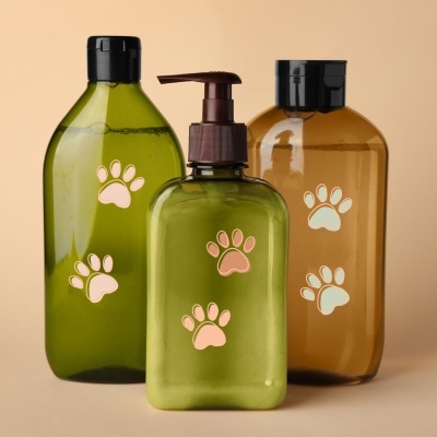 Frascos plásticos verdes e castanho com desenhos de patas de animal