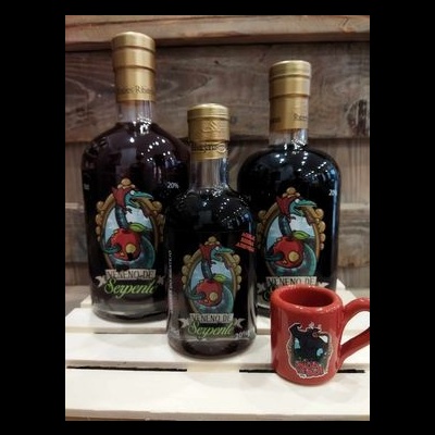 Três garrafas de licor Veneno de Serpente com um copo pequeno vermelho