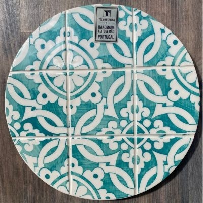 Prato redondo de cerâmica com padrão ornamental azul e branco e etiqueta TEMPO PERFEITO