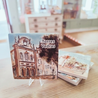 Azulejo decorativo com ilustração de edifício e texto Torres Vedras