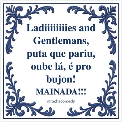 Placa decorativa com moldura azul e texto em português e inglês