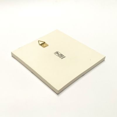 Placa creme quadrada com gancho metálico e etiqueta preta 'PATTNERS MADE IN ITALY'