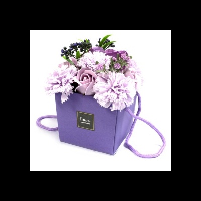 Arranjo floral artificial lilás em recipiente quadrado lilás com etiqueta FLOWER good mood