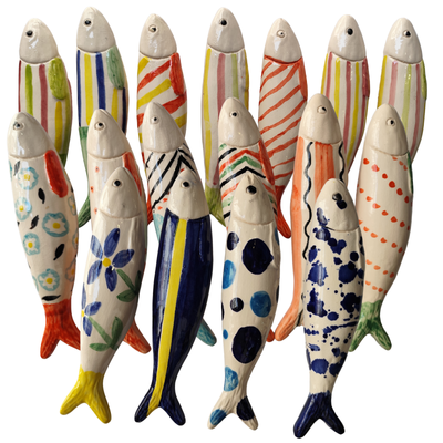 Peixes decorativos em cerâmica pintados à mão com padrões coloridos variados.
