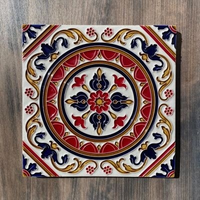 Azulejo quadrado decorativo com padrão colorido em relevo