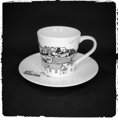 Conjunto de chávena e pires de porcelana branca com desenho de vila antiga