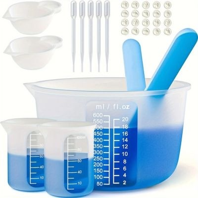 Conjunto de recipientes de plástico azul e transparente com graduação, pipetas e cápsulas