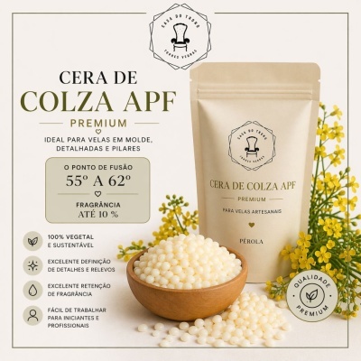 Grânulos brancos de cera de colza numa taça de madeira com embalagem bege e flores amarelas em fundo claro.