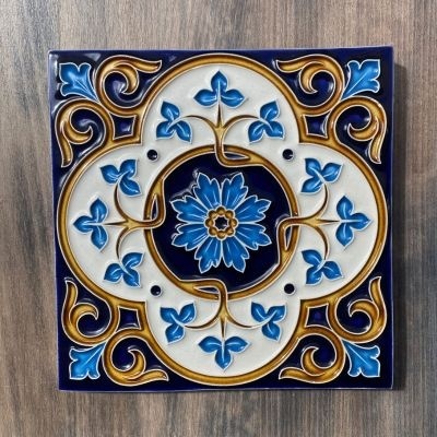 Azulejo decorativo quadrado com padrão floral azul e dourado