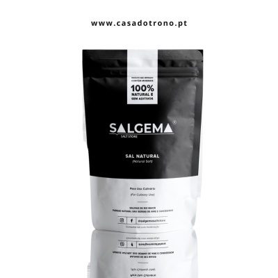 embalagem preta e branca do sal natural Salgema com texto e selo 100% natural